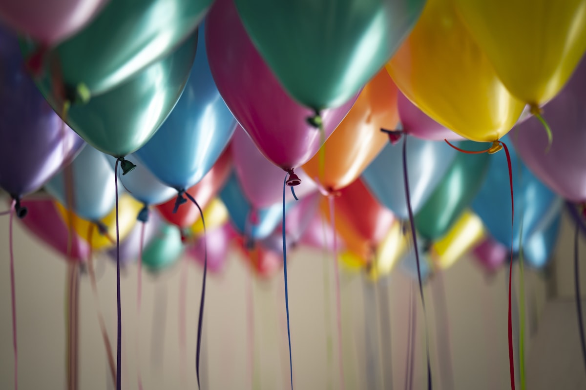 Allestimento festa di compleanno con palloncini e sweet table colorato