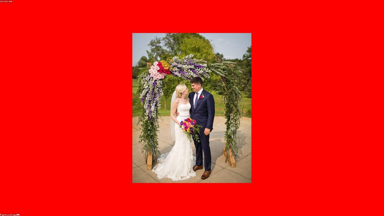 Allestimento floreale con centrotavola e arco di fiori per matrimonio