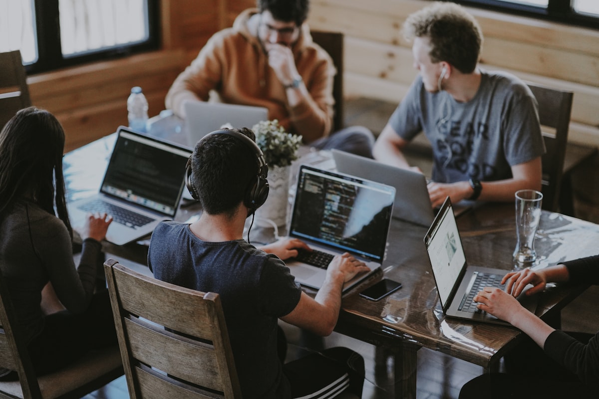 Il team di Eventimillenium al lavoro durante un allestimento