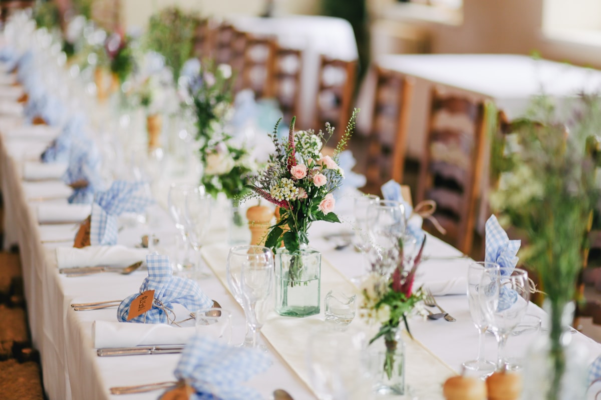 Allestimento matrimonio con arco floreale e mise en place elegante